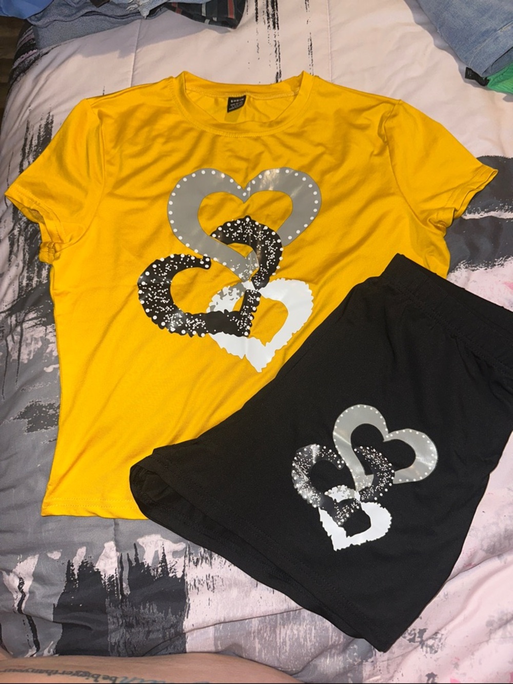 SHEIN Yellow & Black Heart Graphic Kids Pajama Set